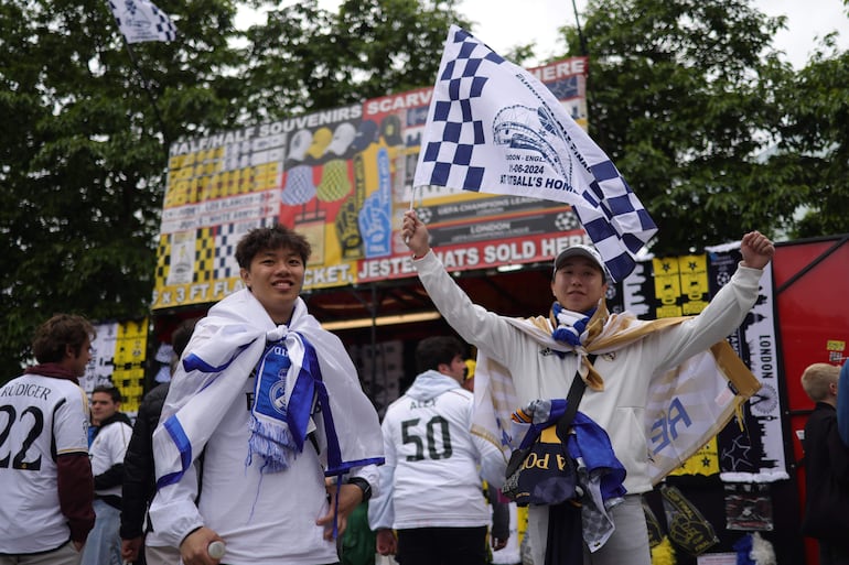 Los aficionados en los alrededores del estadio de Wembley antes de la final de la Champions League entre el Borussia Dortmund y el Real Madrid en Londres.