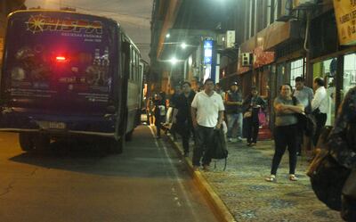 Gran cantidad de pasajeros se aprecia en las paradas de los colectivos, mientras el Viceministerio de Transporte analiza cómo resolver aspectos técnicos sobre el transporte público.