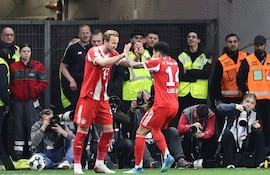 Harry Kane, del Bayern de Múnich, celebra junto a su compañero de equipo Luis Díaz tras anotar el gol del 0-1 durante el partido de fútbol de las semifinales de la Copa de Alemania (DFB Pokal) entre el Bayer 04 Leverkusen y el Bayern de Múnich en Leverkusen, Alemania.