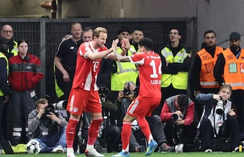 Harry Kane, del Bayern de Múnich, celebra junto a su compañero de equipo Luis Díaz tras anotar el gol del 0-1 durante el partido de fútbol de las semifinales de la Copa de Alemania (DFB Pokal) entre el Bayer 04 Leverkusen y el Bayern de Múnich en Leverkusen, Alemania.