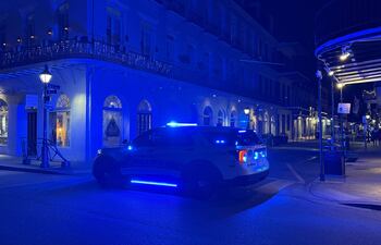 Fotografía de un vehículo de la Policía en el lugar donde se llevó a cabo un atentado de Año Nuevo, este miércoles en Nueva Orleans (Estados Unidos). El número de muertos por el atropello masivo en la madrugada de Año Nuevo en Nueva Orleans (Estados Unidos), considerado como un atentado terrorista por las autoridades, subió este miércoles de 10 a 15. EFE/ Octavio Guzmán