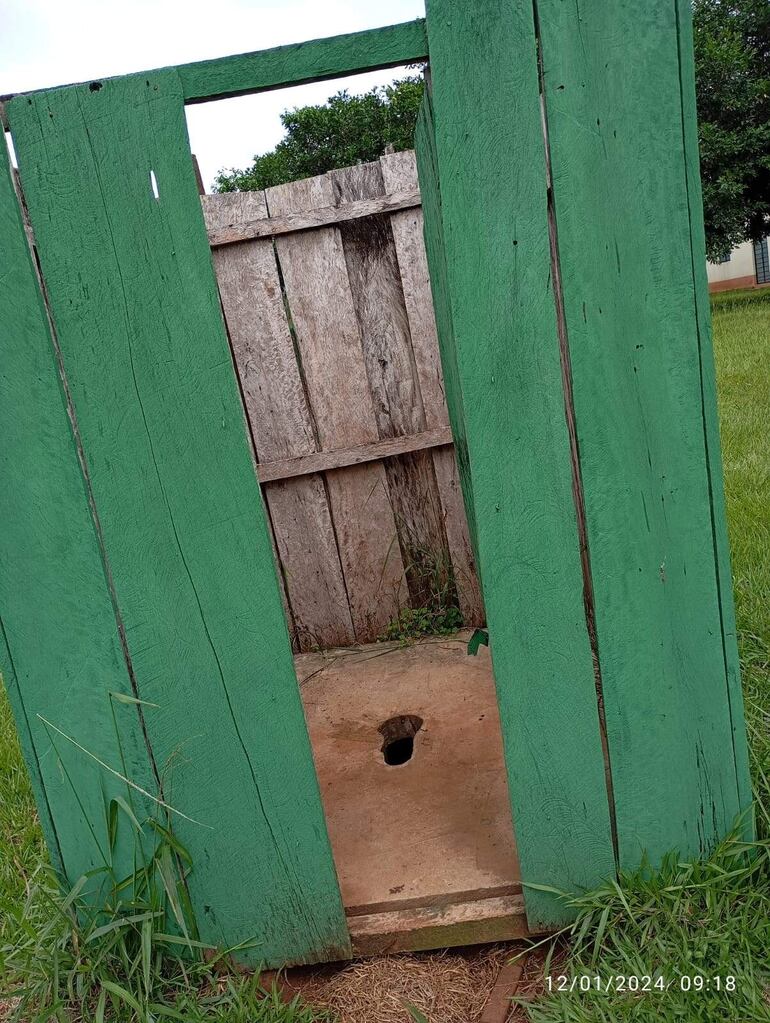 Letrina de la escuela de la colonia San Lorenzo de Yuty.
