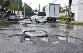 Vista de la calle Agustín Pío Barrios casi San Rafael, en el barrio Manorá, completamente destruida. La zona debía ser beneficiada por la fallida construcción del desagüe pluvial de Santo Domingo.