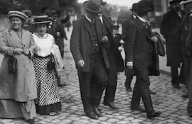 desde-la-izquierda-klara-zetkin-y-rosa-luxemburgo-berlin-1910--185854000000-1796439.jpg