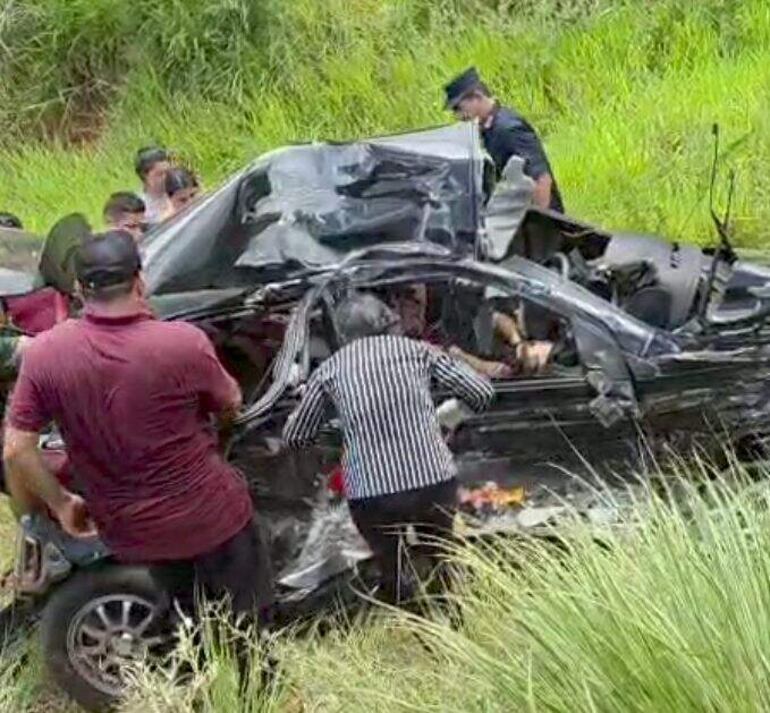 La imagen corresponde al accidente de ayer en Lima, donde murieron una madre y su hijo tras  un choque frontal con un camión  de carga 