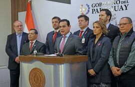 Ministros del gabinete de Santiago Peña, también consejeros de Itaipú, el director general paraguayo de Itaipú y el presidente de la ANDE anuncian el último acuerdo con Brasil. La tónica era el triunfalismo, tanto que todos olvidaron al Legislativo, inclusive la prensa.