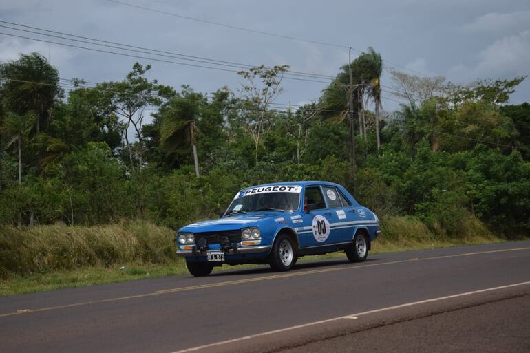 Jacques y Sergio Balansa, a bordo del Peugeot 504, transitaban de esta manera una de las etapas que se disputaron en este rally villarriqueño.