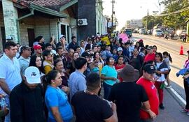 Una turba convocada por el intendente renunciante Gustavo Penayo Arce (ANR-HC) bloqueó la Municipalidad para impedir que jure el intendente interino.