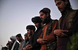 Talibanes rezan en Kabul, Afganistán. (Imagen de archivo)