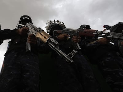 Combatientes hutíes custodian una manifestación en Saná, Yemen.