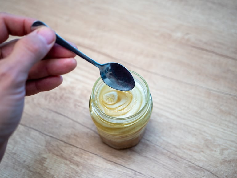 Remedio casero de cebolla con miel de abeja, imagen ilustrativa.
