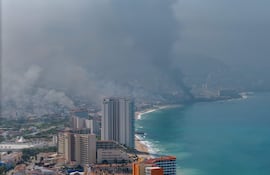 MEX5095. PUERTO VALLARTA (MÉXICO), 22/02/2026.- Fotografía aérea donde se ven columnas de humo tras reacciones violentas por el abatimiento de Nemesio Rubén Oseguera Cervantes, alias El Mencho, líder del Cártel Jalisco Nueva Generación (CJNG) este domingo, en Puerto Vallarta (México). EFE/ STR