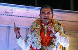 El candidato presidencial de Bolivia por el Partido Demócrata Cristiano (PDC), Rodrigo Paz, pronuncia un discurso ante sus simpatizantes tras los resultados de la segunda vuelta de las elecciones presidenciales en La Paz, el 19 de octubre de 2025.