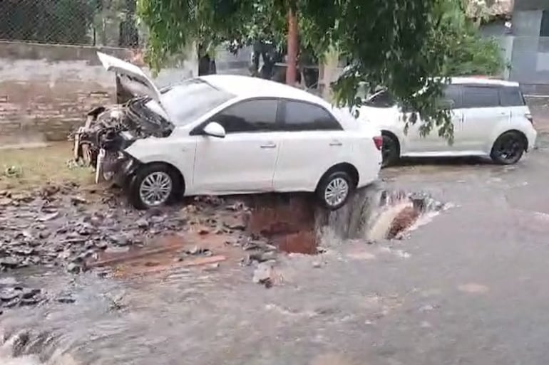 Vehículo que el viernes fue tragado por un pozo abierto sobre Baldomero Ruiz, como consecuencia de la erosión del raudal.