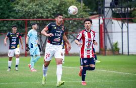 El lateral de Sport Colombia, Mario Saldívar intenta conservar la posesión del esférico ante la presión de Wesly Laurindo. (Foto: @APFPrimeraB)
