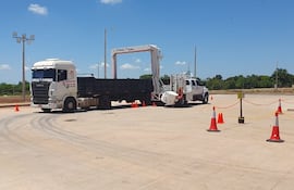 Un camión pasa por el escáner durante la verificación en el marco del simulacro de control en el Puente de la Integración.