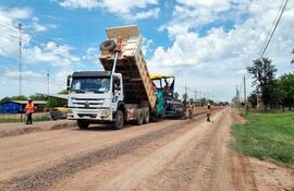 Los trabajos de la “Ruta de la Leche” avanzan con obras de arte (alcantarillado, desagües), movimiento de suelo, paquete estructural, instalación de ripio y varios trabajos más, que ya están cambiando el panorama de la vía.