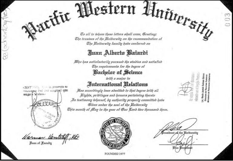 Título de Juan Baiardi del Pacific Western University.