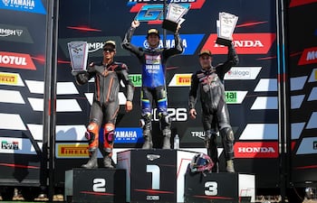 Pedro Valiente ocupó el tercer escalón del podio y celebró con este trofeo.