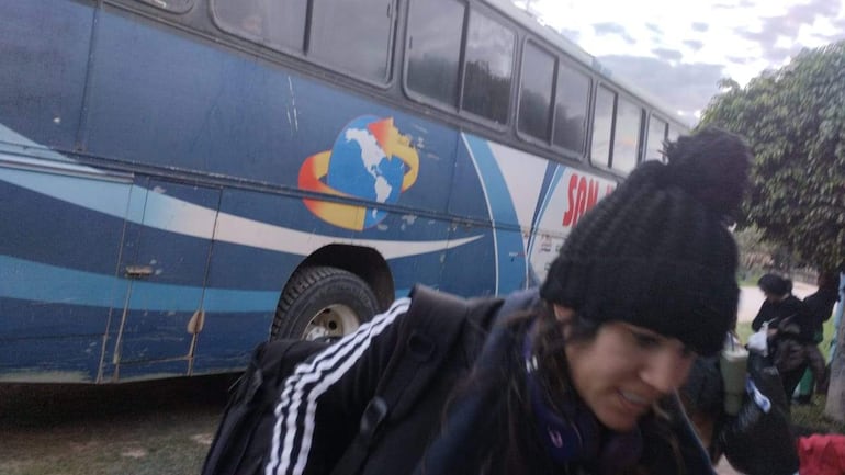 Pasajeros desciendiendo del omnibus, tras largo viaje desde Asunciòn