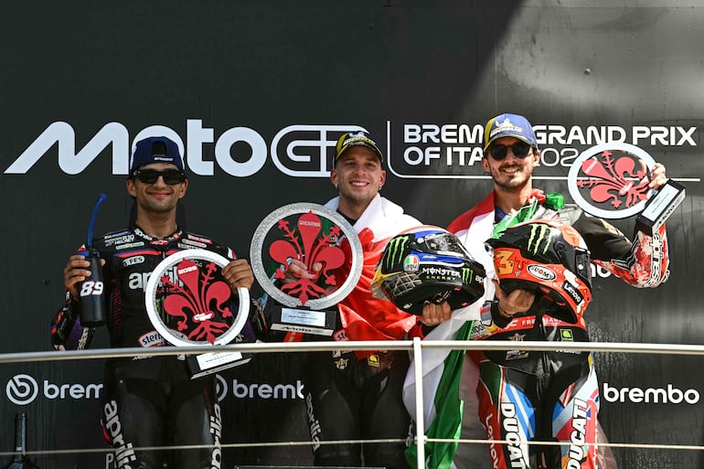 De izquierda a derecha: Jorge Martin, el ganador Marco Bezzecchi y Francesco Bagnaia, celebrando en el podio del GP de Italia, en Mugello.