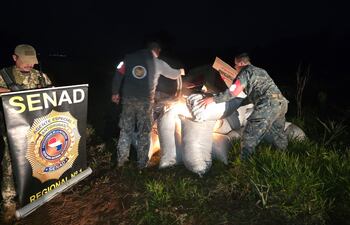La marihuana incautada fue incinerada en el lugar.