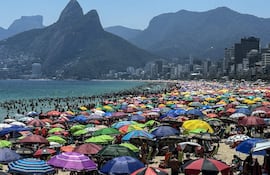 Personas se refrescan en la playa de Ipanema este sábado, en Río de Janeiro (Brasil).