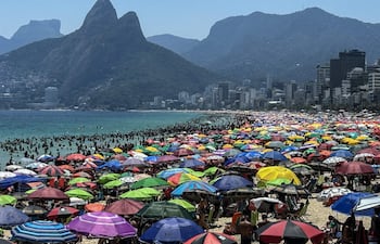 Personas se refrescan en la playa de Ipanema este sábado, en Río de Janeiro (Brasil).