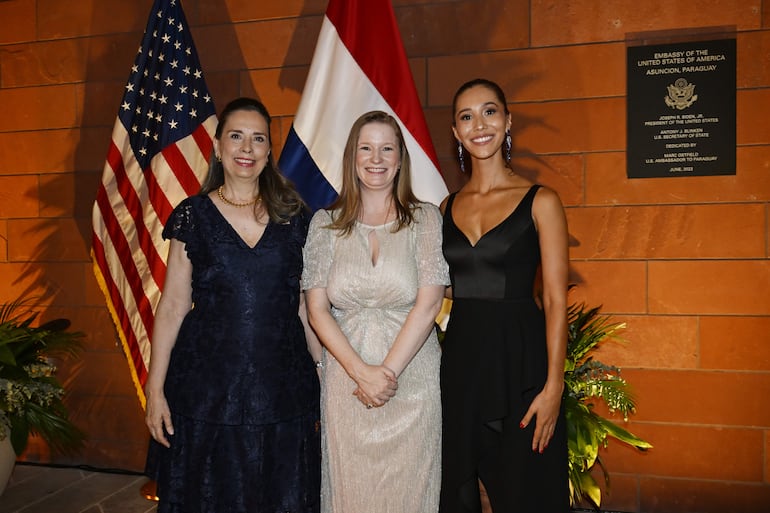 Diana Díaz de Espada, Tracyanne Saunders y Sofía Ramírez.