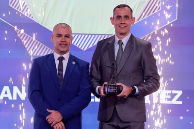 Éber Aquino (izq.) con Juan Gabriel Benítez, mejor árbitro 2024.