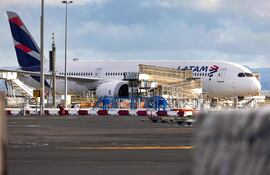 El avión Boeing 787 Dreamliner que sufrió la repentina caída en pleno vuelo este martes en la pista del aeropuerto internacional de Auckland.