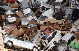 Vehículos amontonados en una calle tras las intensas lluvias de la fuerte dana que afecta especialmente el sur y el este de la península ibérica, hoyen Sedaví (Valencia).
