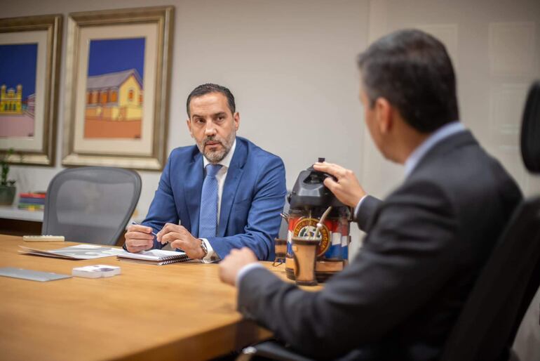 Agustín Encina, director nacional de Contrataciones Públicas, junto al Presidente Santiago Peña, en una reciencte reunión de noviembre último.