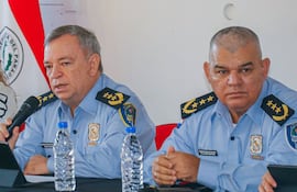 El comandante de la Policía, César Silguero, habla en una conferencia de prensa. A su lado, el subcomandante de la institución, Feliciano Martínez.