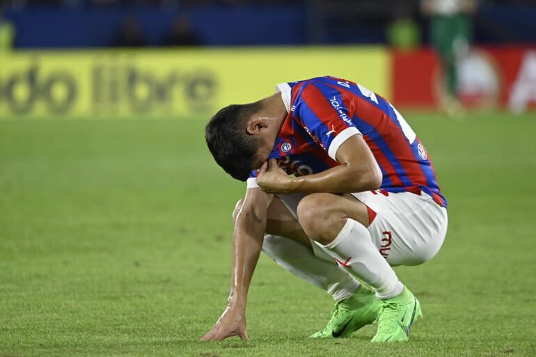 El argentino Diego Churín, futbolista de Cerro Porteño, lamenta el penal errado en el partido frente a Athletico Paranaense por la ida de los playoffs de octavos de final de la Copa Sudamericana 2024 en el estadio La Nueva Olla, en Asunción.