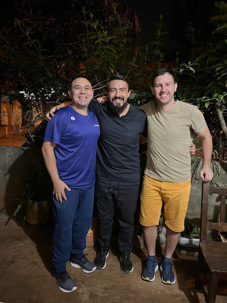 Alejandro Pachon (c), un psicólogo colombiano que vino a Paraguay primero para estudiar y luego decidió volver para instalarse. En la foto, posa con amigos paraguayos.