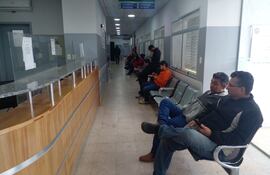 Asegurados esperan su turno para ser atendidos en la Unidad Sanitaria de IPS de San Estanialos