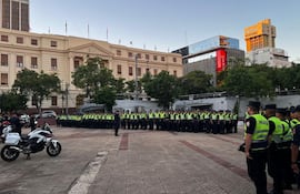 El director de Policía de Asunción, comisario general Juan Aguero dirige la formación de los uniformados que fueron desplegados en casco histórico de la capital del país.
