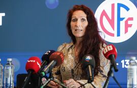 Lise Klaveness, presidenta de la Federación Noruega de Fútbol (NFF), asiste a una rueda de prensa en Oslo, Noruega.