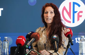 Lise Klaveness, presidenta de la Federación Noruega de Fútbol (NFF), asiste a una rueda de prensa en Oslo, Noruega.