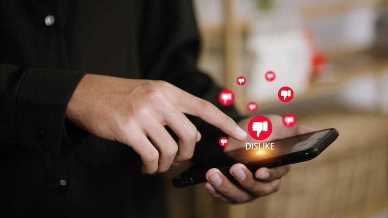 Concepto de redes sociales, notificaciones, scroll.