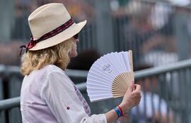 Una mujer se abanica, intentando refrescarse, en Bad Homburg, Alemania.