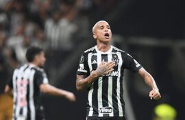 Deyverson, la gran figura de la noche celebra su primer gol. AFP