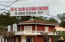 Vecinos colocaron pasacalles como protesta contra la instalación de una funeraria en su barrio.