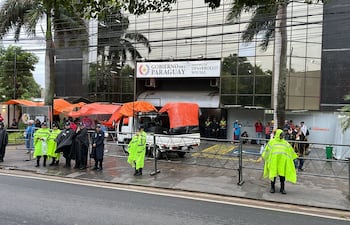Adultos mayores instalaron una carpa de resistencia frente al Ministerio de Desarrollo Social.