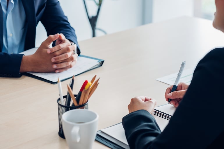 La resiliencia en el ámbito laboral no se demuestra negando las equivocaciones, sino exponiendo el proceso de procesamiento psicológico y aprendizaje derivado del error.
