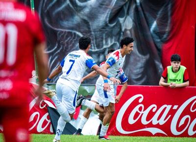 Festejo de uno de los goles del Pastoreo FC, que venció por 5-1 al 3 de Febrero, en el estadio Antonio Aranda de Ciudad del Este.