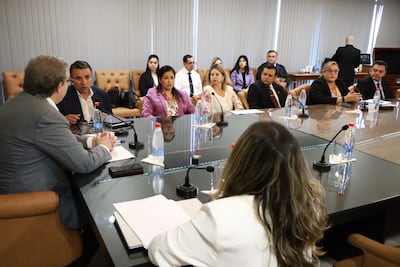 El periodista Carlos Benítez junto con jueces de paz fueron recibidos por la comisión "antimafia" de los pagarés en la Cámara de Senadores.