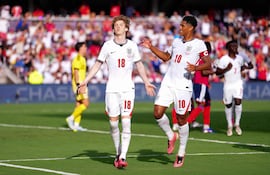 Anthony Gordon de Inglaterra celebra haber marcado el segundo gol de su equipo durante el partido amistoso internacional entre Inglaterra y Costa Rica en el Estadio Inter&Co, en Orlando, Florida.