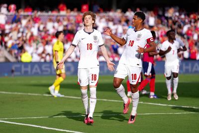 Anthony Gordon de Inglaterra celebra haber marcado el segundo gol de su equipo durante el partido amistoso internacional entre Inglaterra y Costa Rica en el Estadio Inter&Co, en Orlando, Florida.